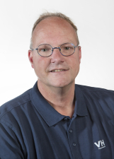 AB9V7535 Erik Bolding polo min